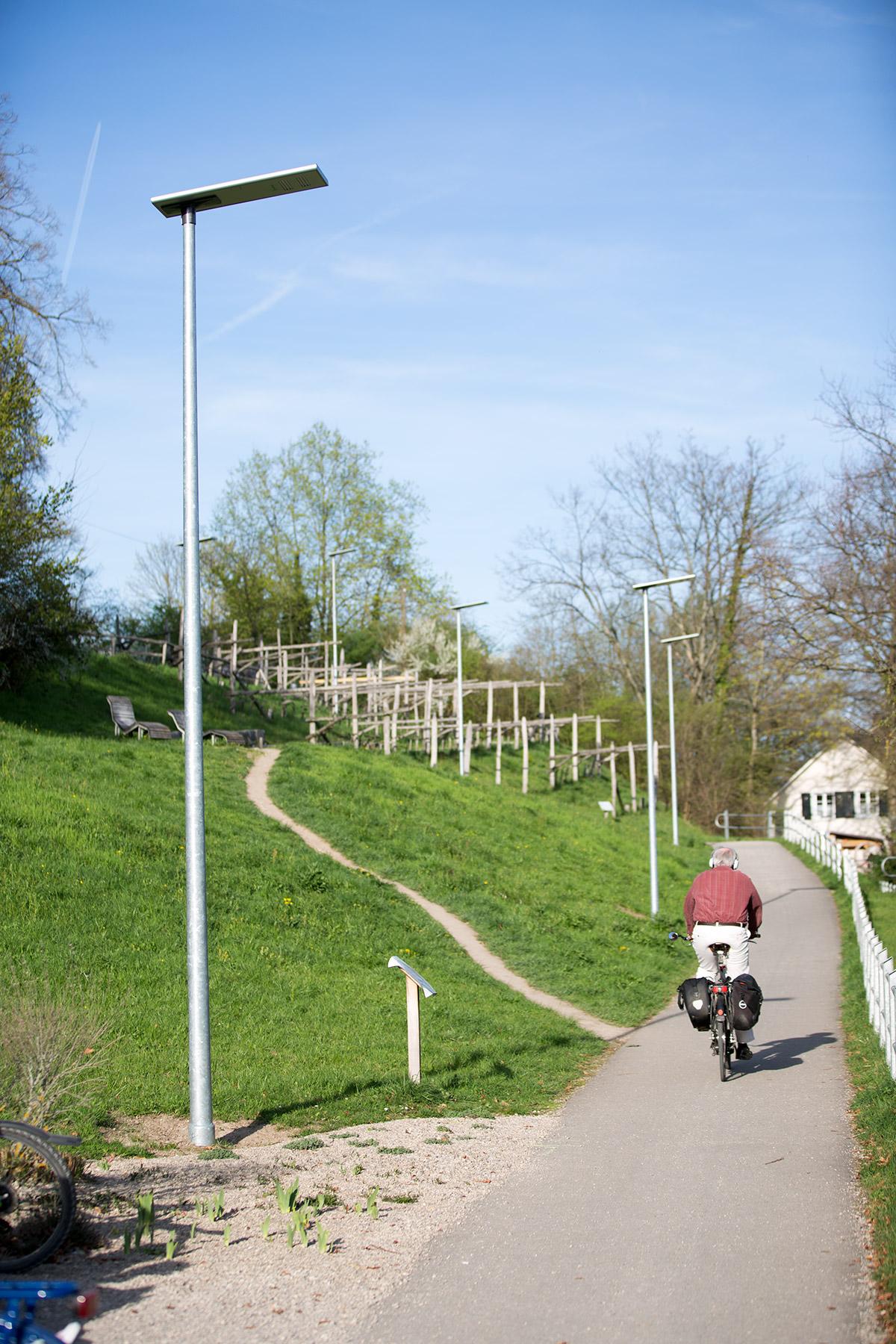 ROL3075 Solarleuchte von Ronotic im Einsatz auf einem Fuss und Radweg